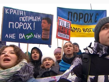 Самолет Порошенко приземлился в Жулянах, его встречают несколько тысяч человек 