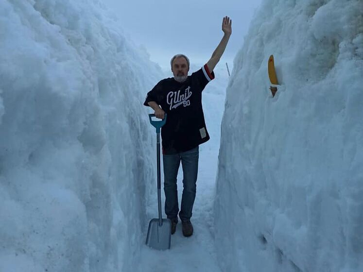 Українські полярники відкопують станцію "Академік Вернадський" після рекордного снігопаду