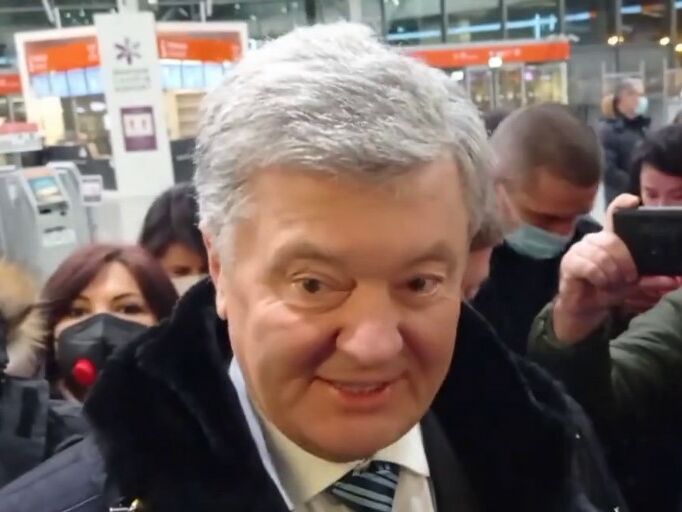 Порошенко перед вильотом із Варшави поспілкувався з журналістами з РФ, його дружину обурила російська мова. Відео