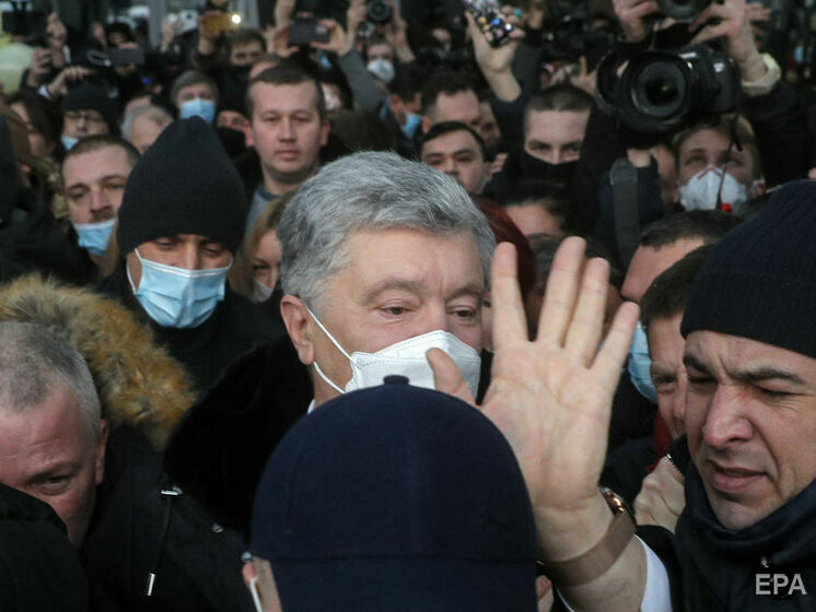 "Эти несколько секунд решили исход дела". Во время встречи Порошенко в аэропорту толпа сбила с ног следователя ГБР