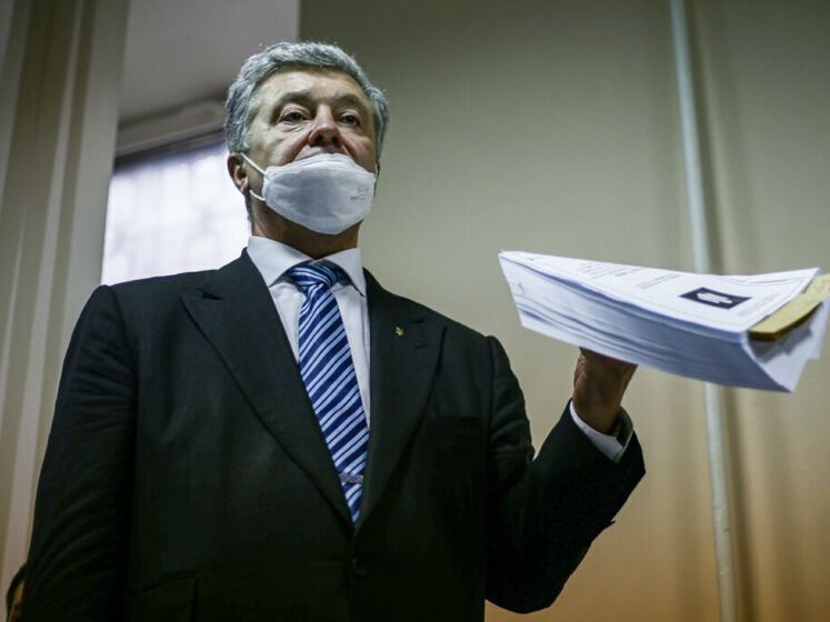 Порошенко задремал во время избрания ему меры пресечения в суде. Видео