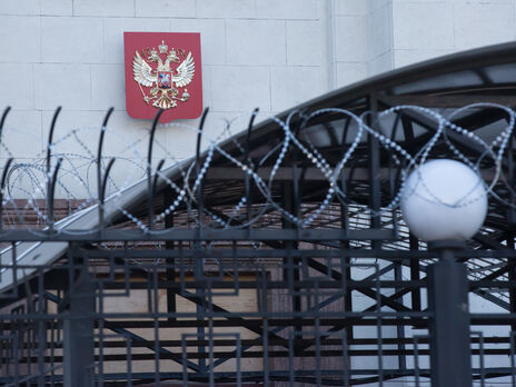Росія почала скорочувати своє посольство в Києві, зазначили ЗМІ