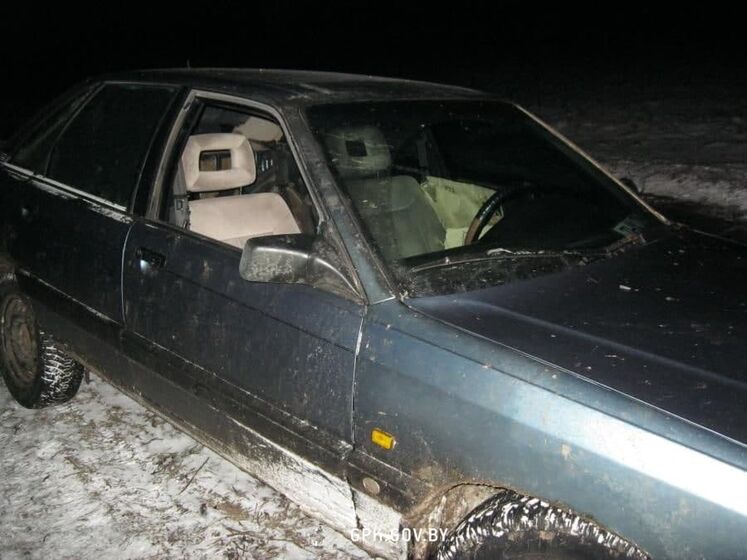 У Білорусі прикордонники обстріляли машину з білорусами, яка їхала в бік України. У багажнику були санки