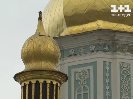 В Киеве ветер сдул трехметровый крест с купола Софийского собора. Фото и видео
