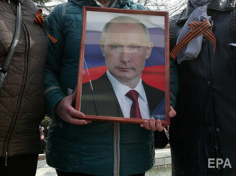 Плювок у портрет Путіна був політичним перформансом