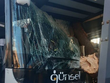 В Одесі автобус зіткнувся із чотирма легковими автомобілями та в'їхав у магазин. Водій автобуса загинув