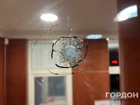 Слід від кулі виявили на вікні біля входу в офіс