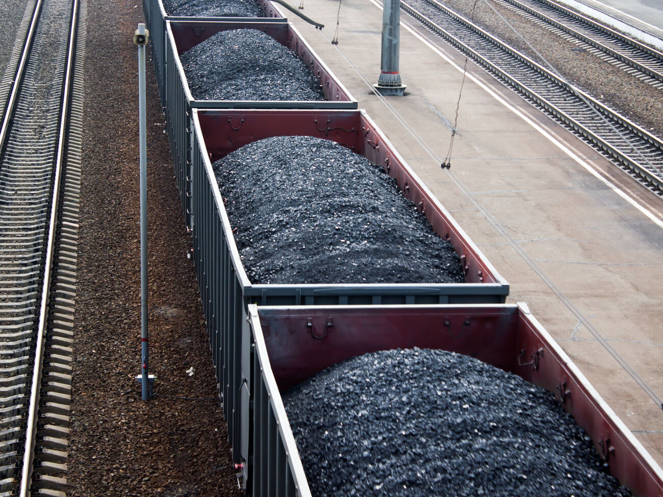 Уголь грузят в вагоны