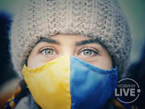 У Києві на День соборності українці об'єднали береги Дніпра живим ланцюгом та зібрали 30-метровий прапор. Фоторепортаж