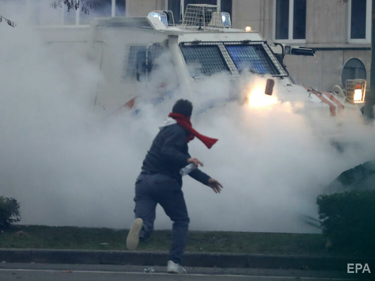 В Брюсселе прошли многотысячные протесты против антикороновирусных мер, повреждены автомобили и здания, протестующих разгоняли водометами