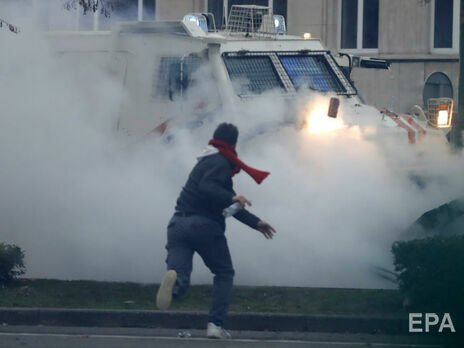 В Брюсселе прошли многотысячные протесты против антикороновирусных мер, повреждены автомобили и здания, протестующих разгоняли водометами