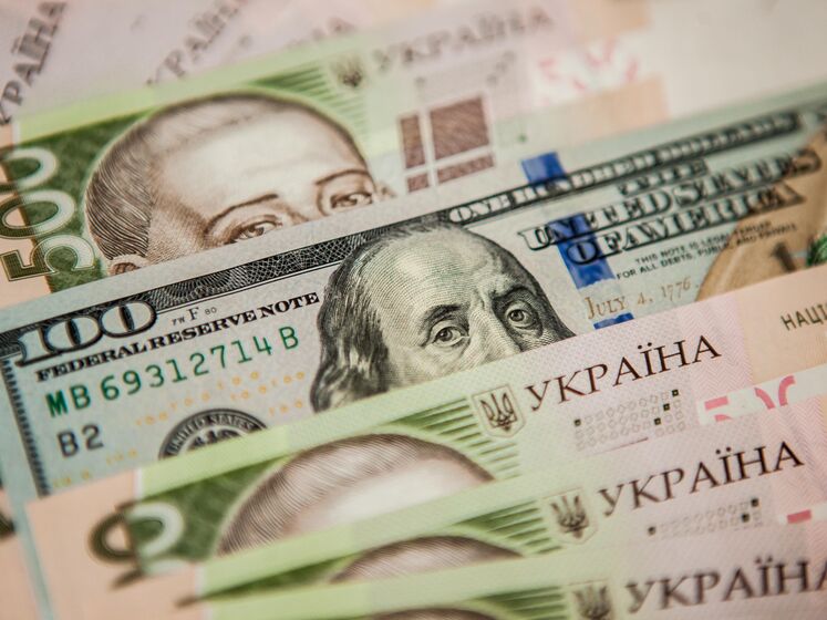 Гривня подешевшала щодо долара, але подорожчала щодо євро і рубля