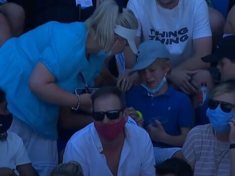На Australian Open теннисист попал мячом в ребенка на трибуне и подарил ему свою ракетку. Видео