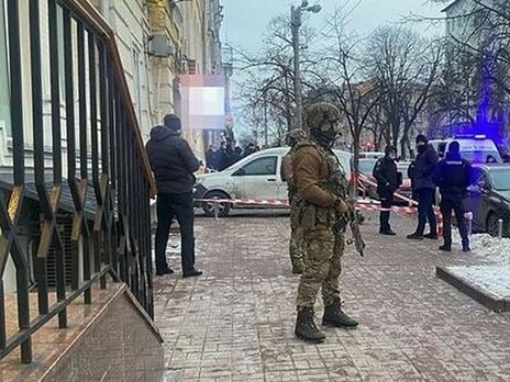 В центре Киева инкассатор открыл огонь из автомата. Видео