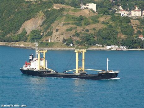 На Криті сіло на мілину та розкололося вантажне судно, є постраждалі