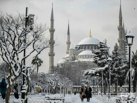 Украинцы не могут вылететь из Стамбула из-за снегопадов. Дипломаты оказывают им помощь