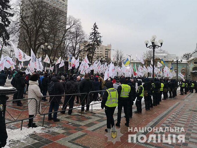 На акции предпринимателей в Киеве пострадали 18 полицейских и трое митинговавших – полиция