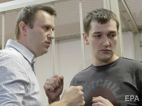 Адвокат не знает, покинул ли Олег Навальный (справа) территорию России