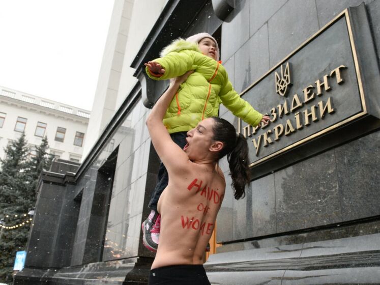 В Киеве активистка Femen обнажила грудь, требуя отмены воинского учета для женщин