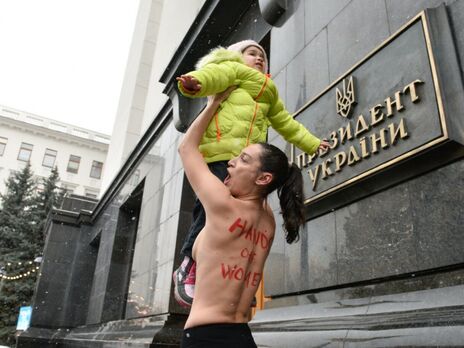 У Києві активістка Femen оголила груди, вимагаючи скасування військового обліку для жінок
