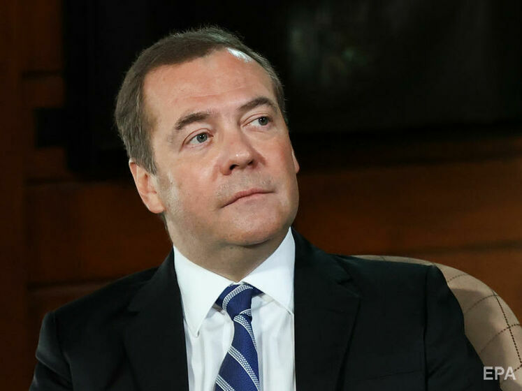 Медведев заявил, что не верит в отключение РФ от SWIFT, а на случай запрета операции с долларами "есть очень перспективный юань"