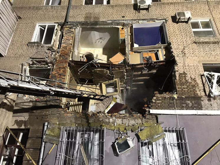 У Запоріжжі після вибуху обвалилася частина будинку, відомо про одного загиблого, рятувальники шукають людей під завалами
