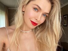 "Какую фоточку нашла". Брежнева снялась в одних брюках и очках