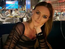 "Какие прекрасные фотографии", "Sexi". Ризатдинова засветила соски в мокром купальнике