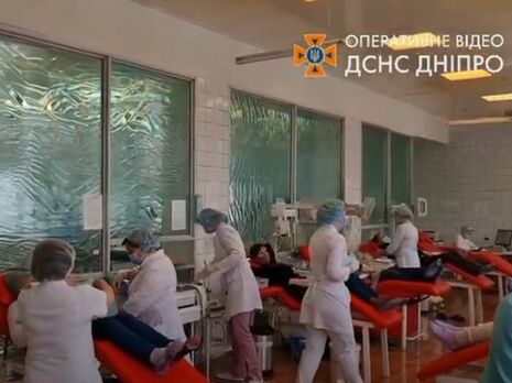 Сдать кровь раненным в Днепре нацгвардейцам пришли более 170 человек