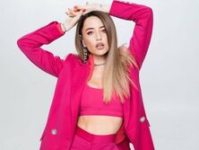 "Как познавательно", "Уже надоели эти кривляния замужней женщины". Дорофеева станцевала перед камерой на раздевание