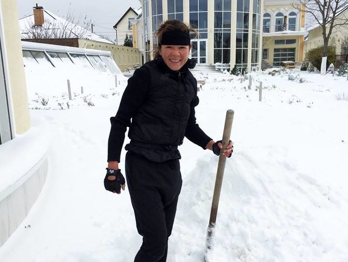 Руслана расчищает снег перед своим домом. Фоторепортаж
