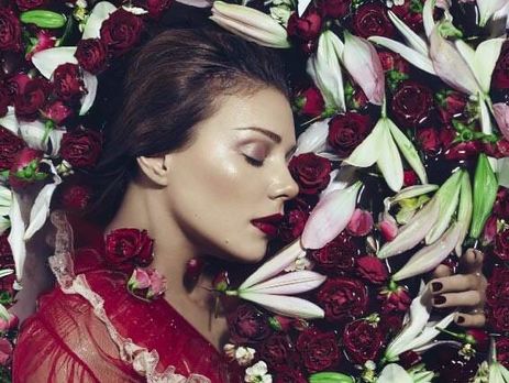 Тина Кароль обнародовала ретро-фотосессию в цветах. Фоторепортаж