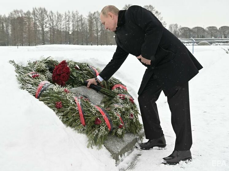 Перед приездом Путина на кладбище в Санкт-Петербурге проводили санитарную обработку сугробов