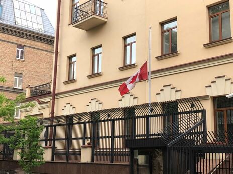 Канада тимчасово відкликає другорядних працівників посольства в Україні