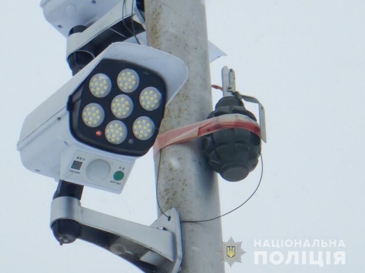 В Одеській області чоловік розвісив на стовпах "гранати"