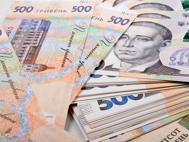 Гривна подорожала к доллару, но упала к евро