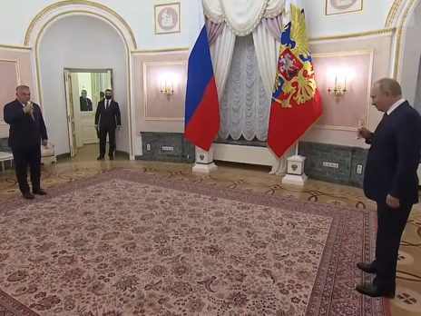Из-за COVID-19 Путин и Орбан на расстоянии подняли по бокалу шампанского после окончания переговоров. Видео