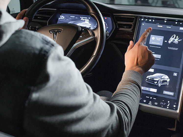 Tesla отзывает 54 тыс. электромобилей из-за игнорирования знака "Стоп"