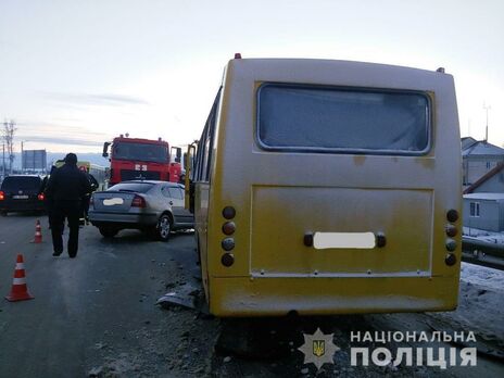 У Львівській області зіткнулися легковий автомобіль та маршрутка, є загиблий і постраждалі
