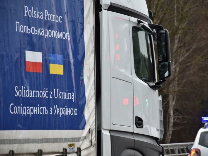 Грузовики с гуманитарной помощью из Польши пересекли границу Украины и едут в Киев. Видео