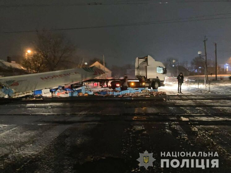 В Ровенской области на железнодорожном переезде столкнулись поезд и грузовик. Машинист находится в реанимации