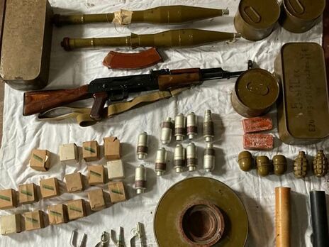 Тысячи патронов и противотанковая мина. В Донецкой области нашли крупный схрон оружия и боеприпасов