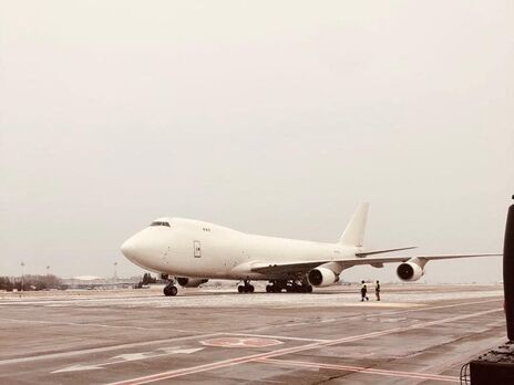 Первый самолет с военной помощью от США прибыл 22 января