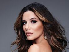 "Яка сексуальна леді". 46-річна Лонгорія в мікротопі стала на камеру в планку