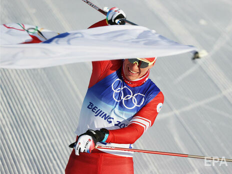 Российский лыжник сломал пьедестал во время награждения на Олимпиаде в Пекине. Видео