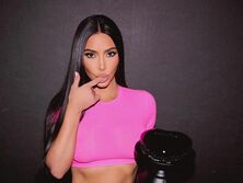 "Найгарячіша жінка на світі, я присягаюся". Кардаш’ян у мікробікіні позувала для реклами свого бренда