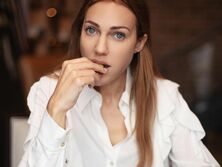 "Кралечка". Зірка серіалу "Величне століття" Узерлі знялася в халаті