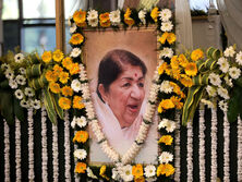 "Її мелодійний голос мав здатність гіпнотизувати людей". В Індії померла співачка Лата Мангешкар