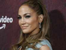 "Справжня ікона". 52-річна Лопес знялася для обкладинки Rolling Stone у вбранні з вирізом до талії