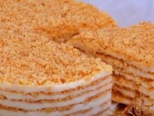 "Гарно і легко виходить", "Незвичайний. Варто спробувати". Кулінарна блогерка показала, як приготувати торт без випічки з кремом 